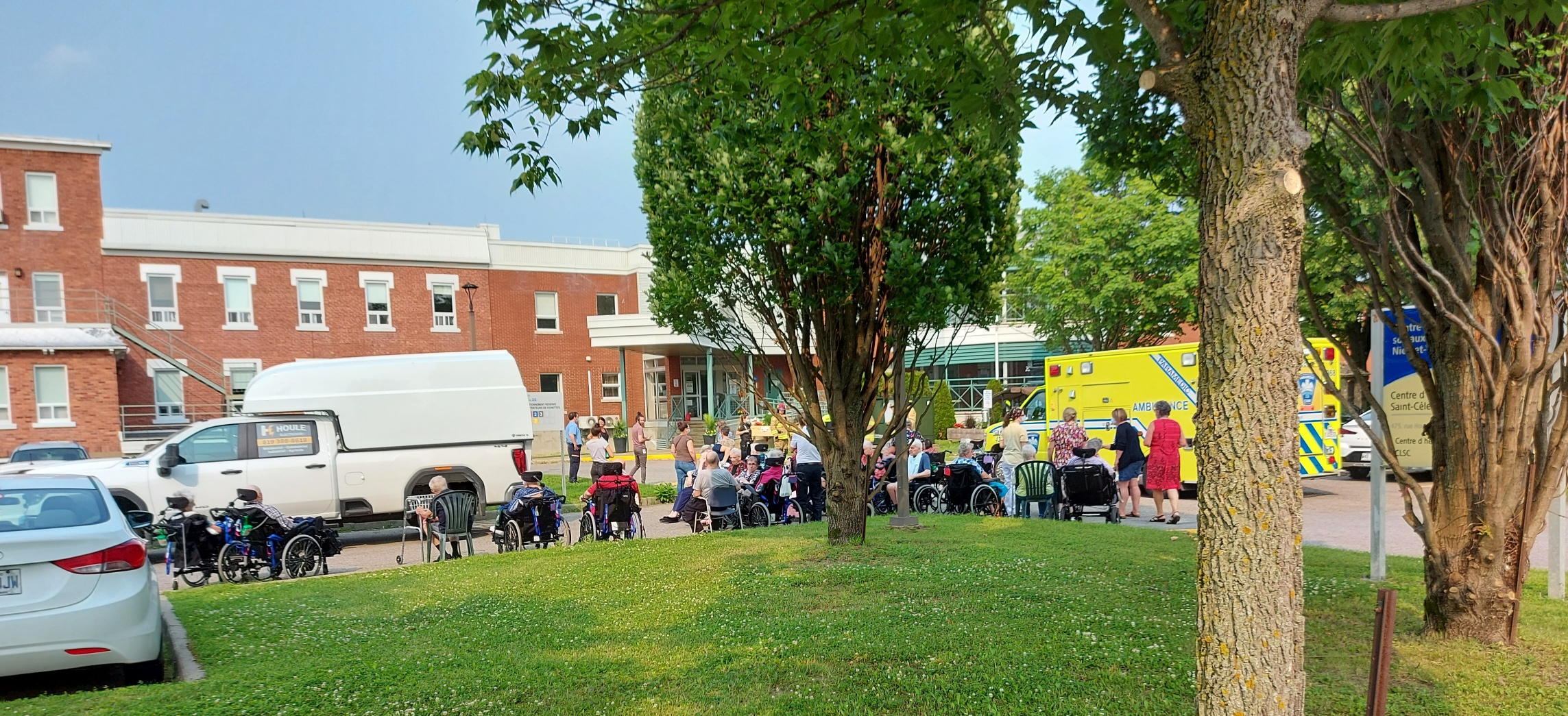 Évacuation au Centre d'hébergement de SaintCélestin Le Courrier Sud