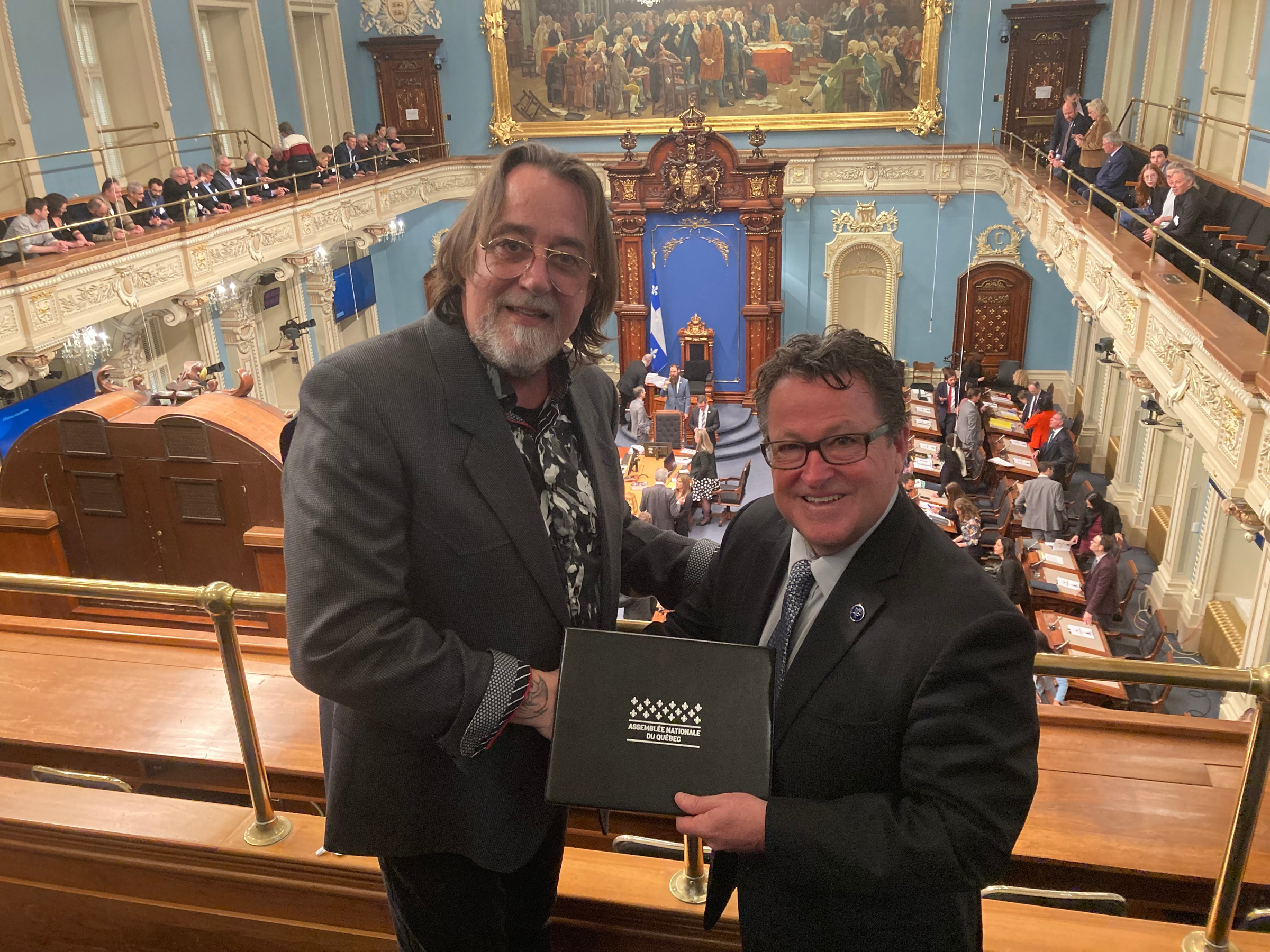 Donald Martel honore Stéphane Cormier à l'Assemblée nationale Le