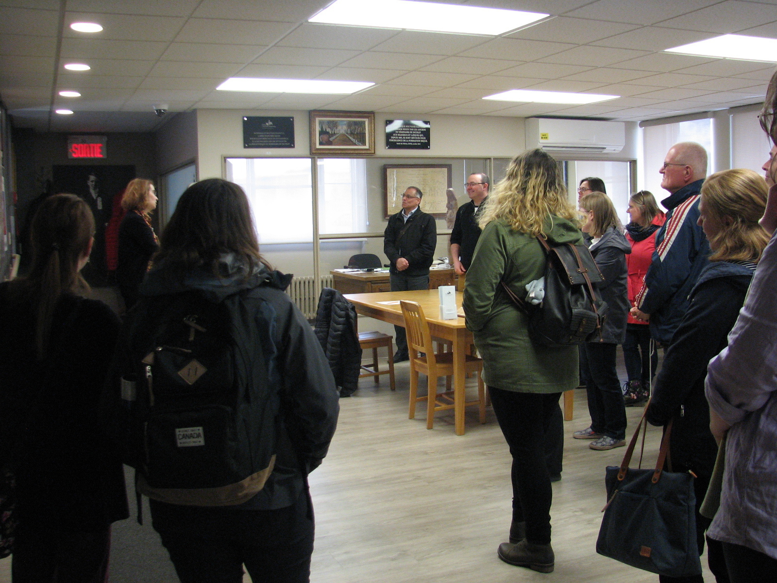 Des archivistes visitent le Centre d'archives du Séminaire de Nicolet
