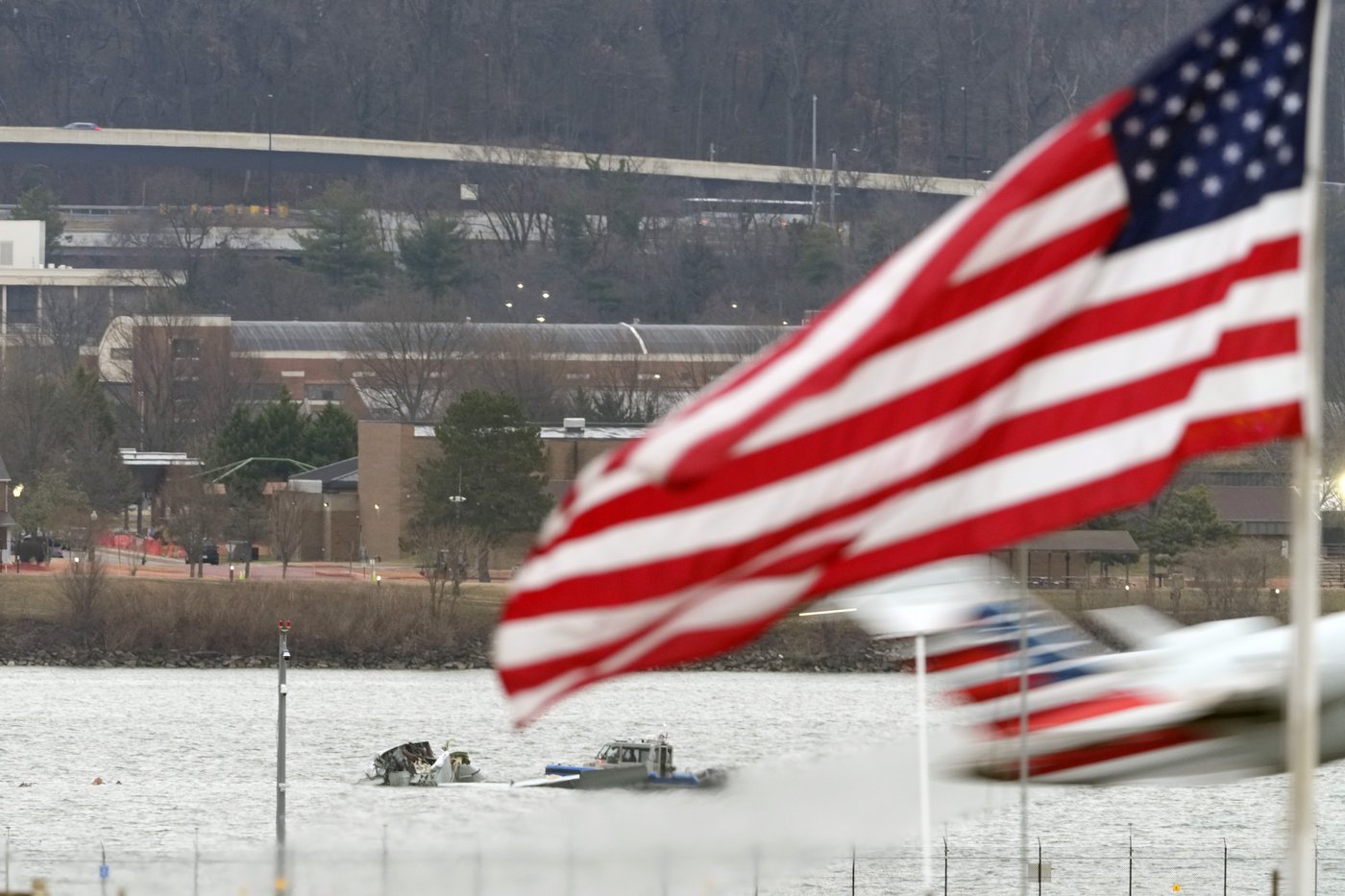 Écrasement d'avion à Washington les plongeurs retournent dans le
