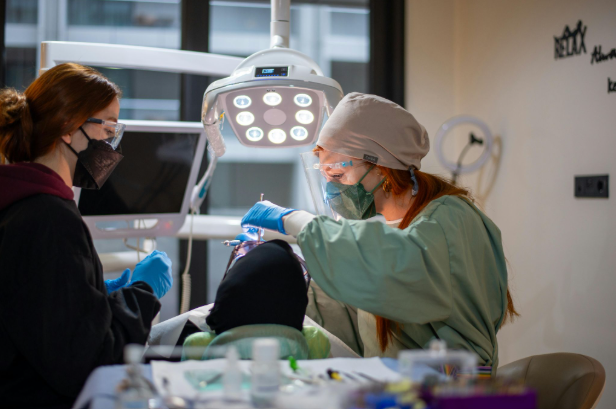 Soins en clinique dentaire